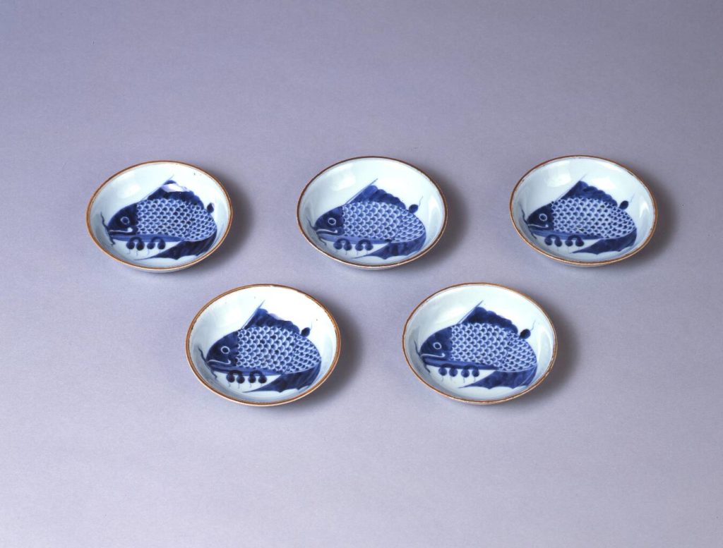 染付鯉文皿（5客） – 兵庫陶芸美術館 収蔵品データベース