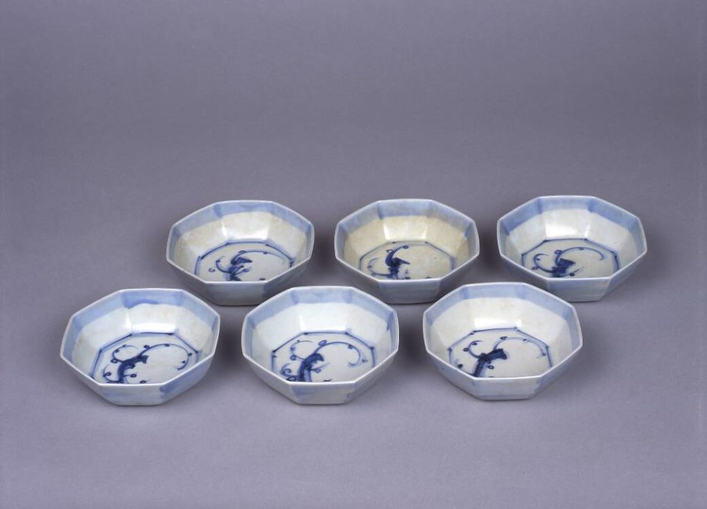 染付梅樹模様八角鉢 – 兵庫陶芸美術館 収蔵品データベース