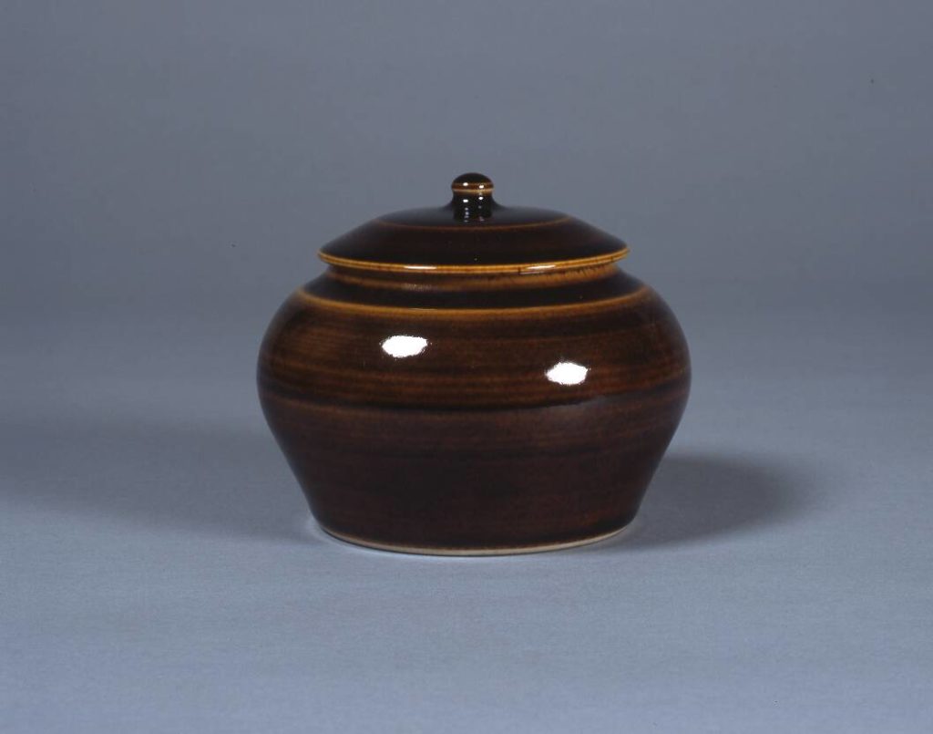 飴釉蓋付壺 – 兵庫陶芸美術館 収蔵品データベース