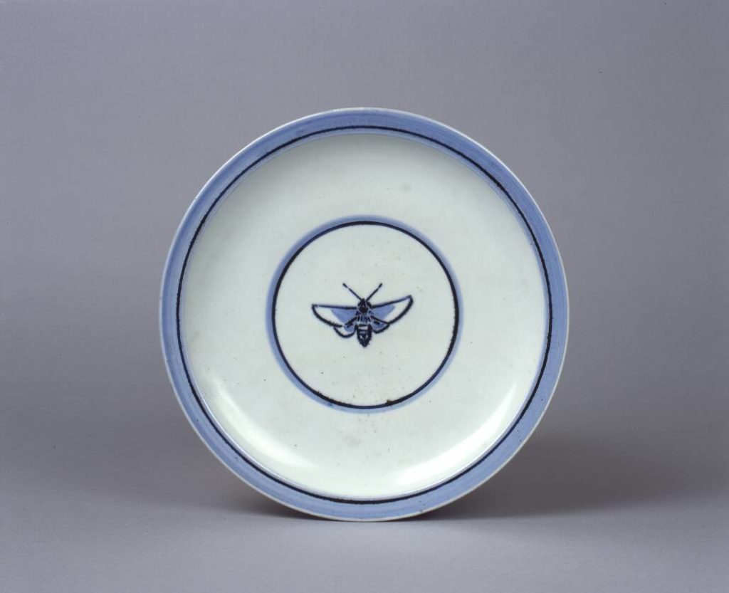 染付蛾模様皿 – 兵庫陶芸美術館 収蔵品データベース