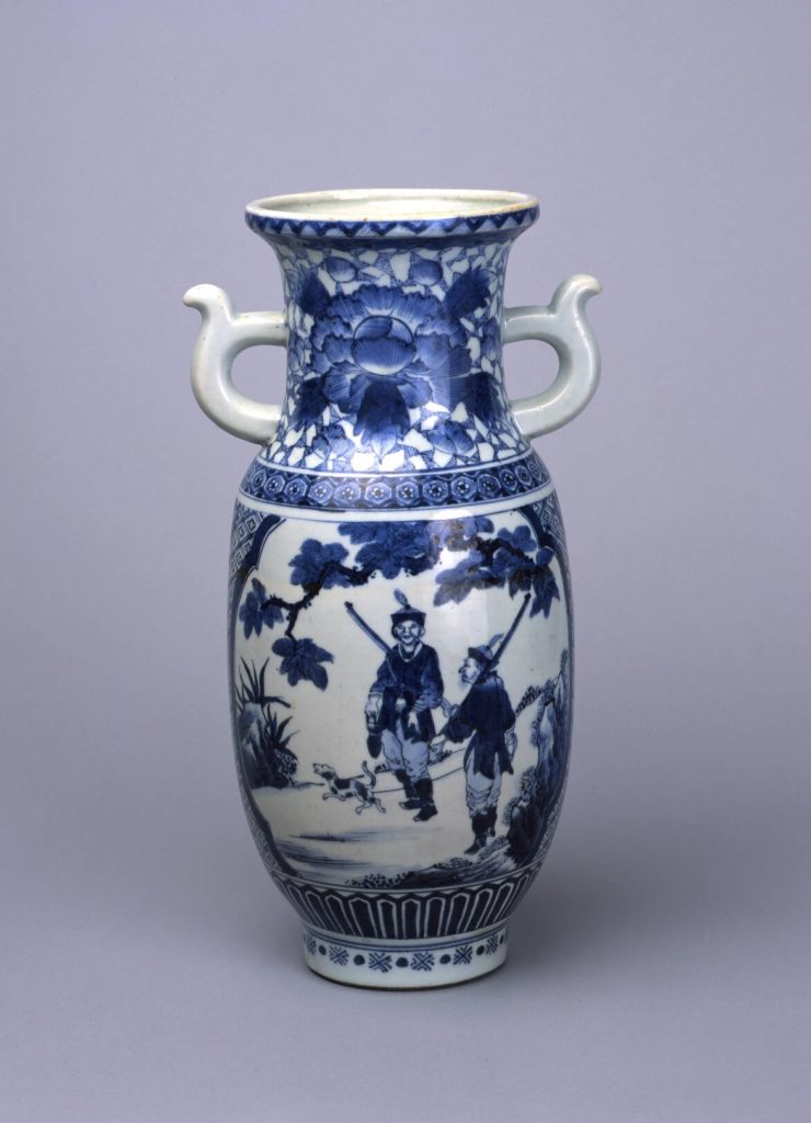 染付唐人物秋草図耳付花入 – 兵庫陶芸美術館 収蔵品データベース