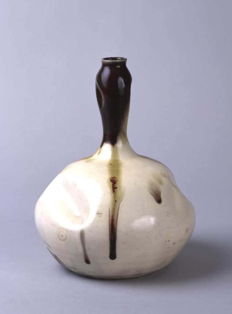白地銅緑釉流徳利 – 兵庫陶芸美術館 収蔵品データベース 白地銅緑釉流徳利 – 兵庫陶芸美術館 収蔵品データベース