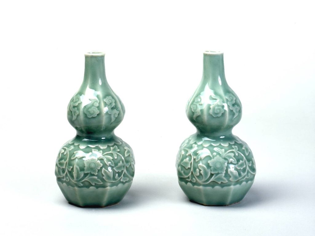 青磁花唐草文瓢形徳利（1対） – 兵庫陶芸美術館 収蔵品データベース