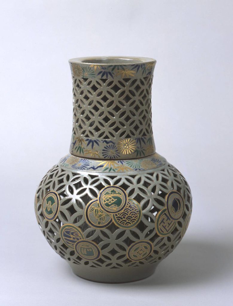 模古清水狂言袴文七宝透花生 – 兵庫陶芸美術館 収蔵品データベース