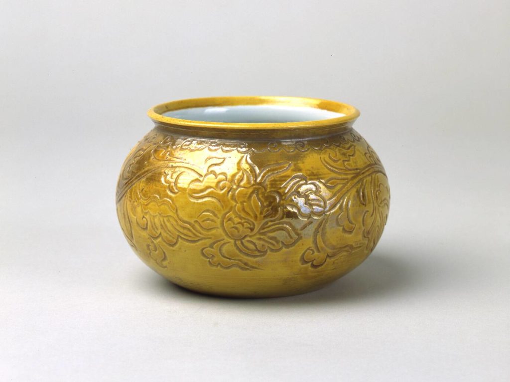 黄釉花唐草文建水 – 兵庫陶芸美術館 収蔵品データベース