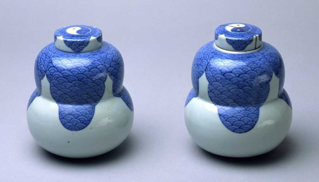 染付青海波文茶心壺（1対） – 兵庫陶芸美術館 収蔵品データベース