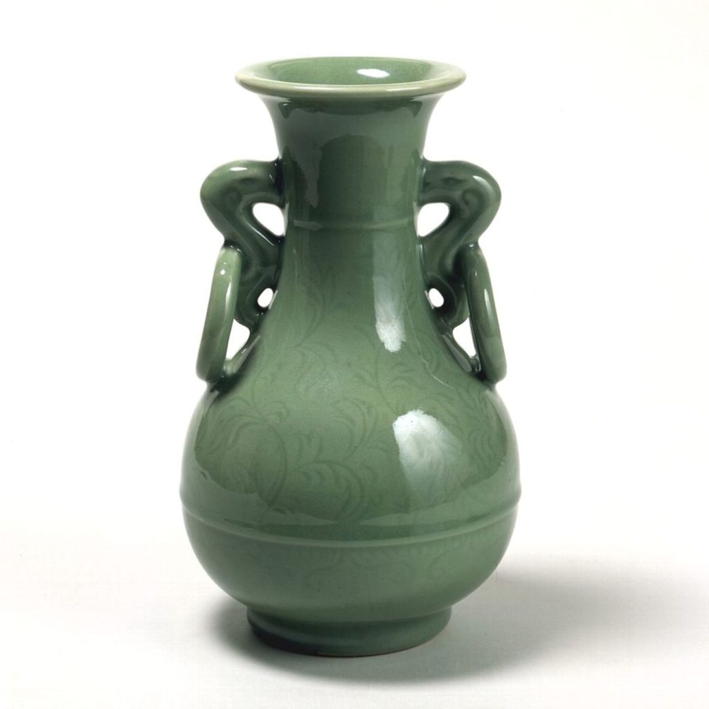 青磁唐草文耳付花瓶 – 兵庫陶芸美術館 収蔵品データベース