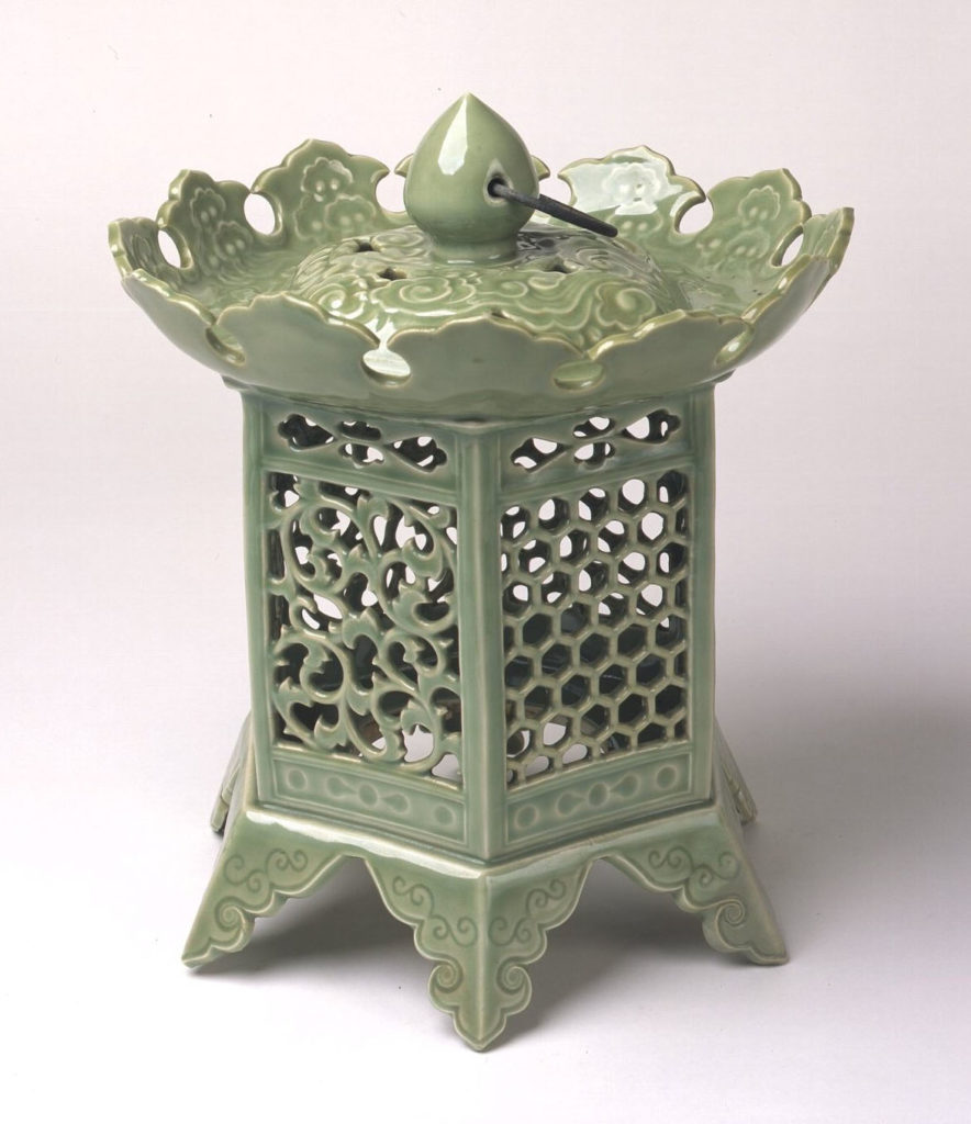 青磁透彫釣燈籠 – 兵庫陶芸美術館 収蔵品データベース