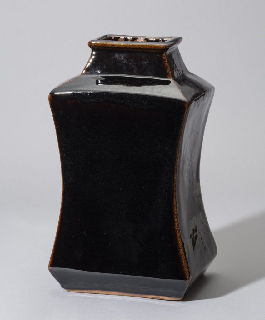 黒釉四方瓶 – 兵庫陶芸美術館 収蔵品データベース