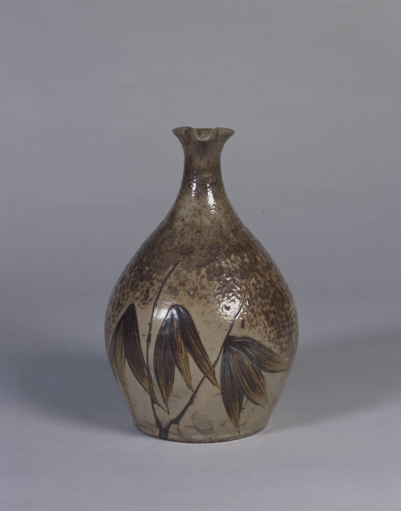 白地鉄絵笹文徳利 – 兵庫陶芸美術館 収蔵品データベース