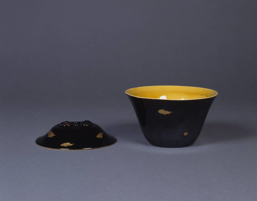 黒釉金彩雲文蓋付碗 – 兵庫陶芸美術館 収蔵品データベース