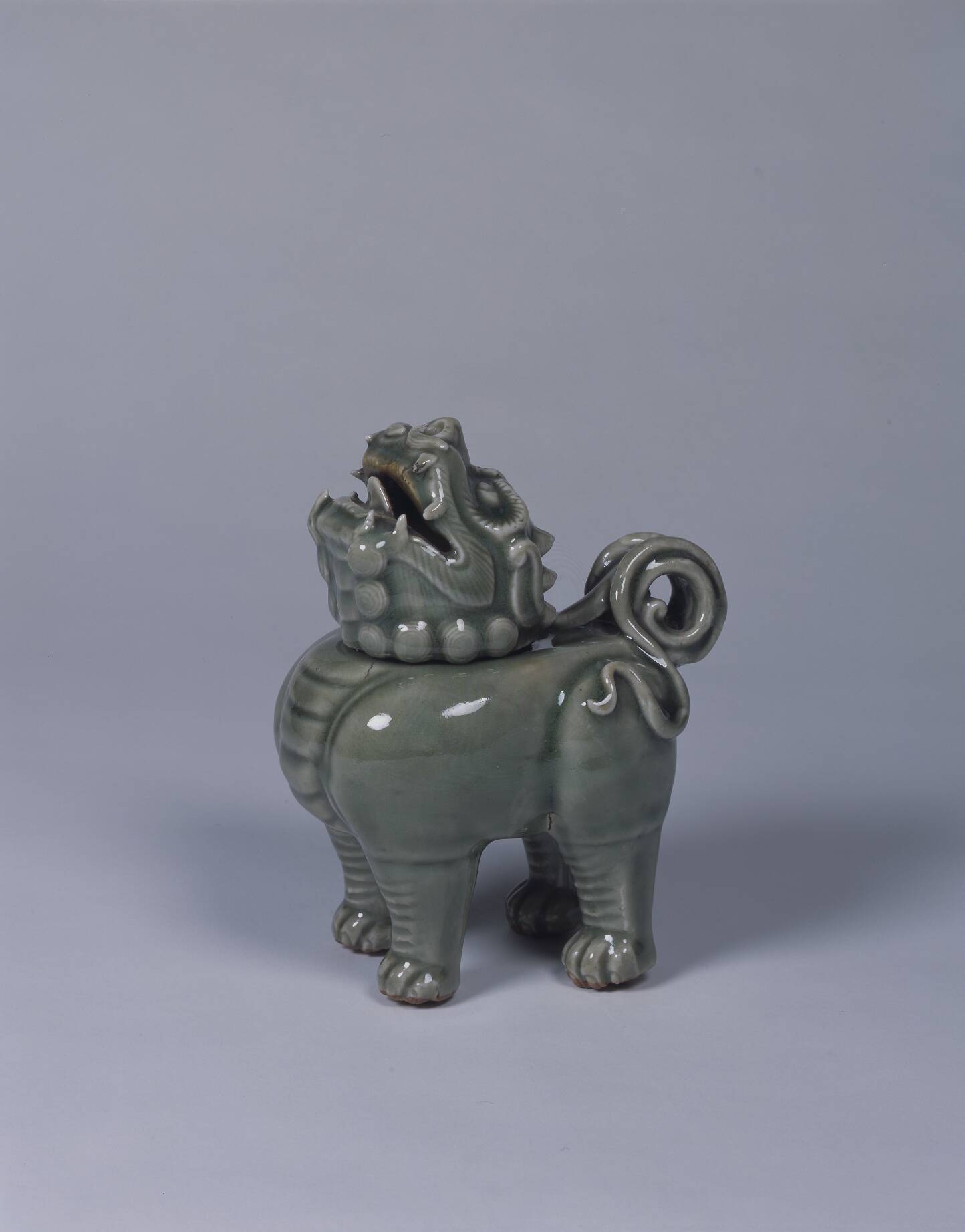 青磁獅子形香炉 – 兵庫陶芸美術館 収蔵品データベース
