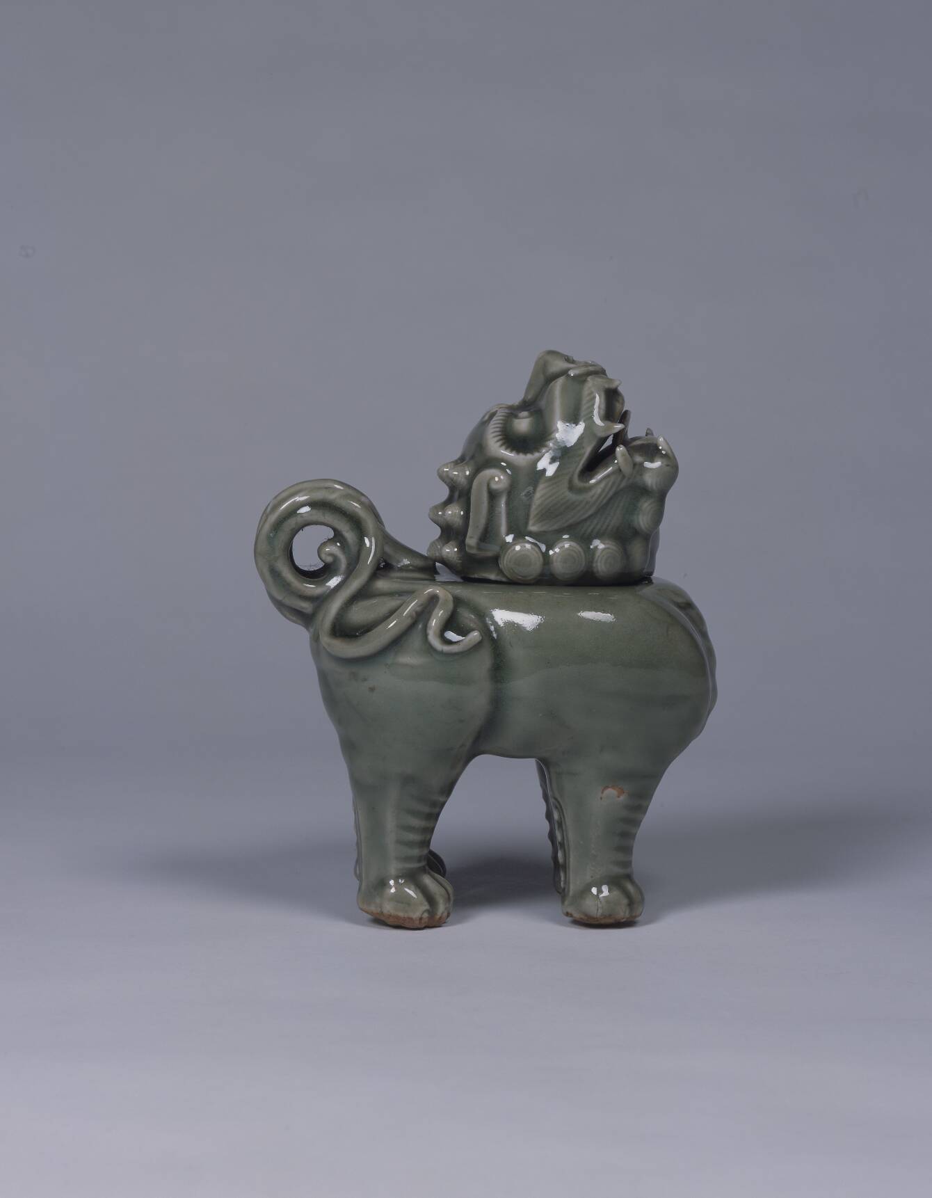青磁獅子形香炉 – 兵庫陶芸美術館 収蔵品データベース