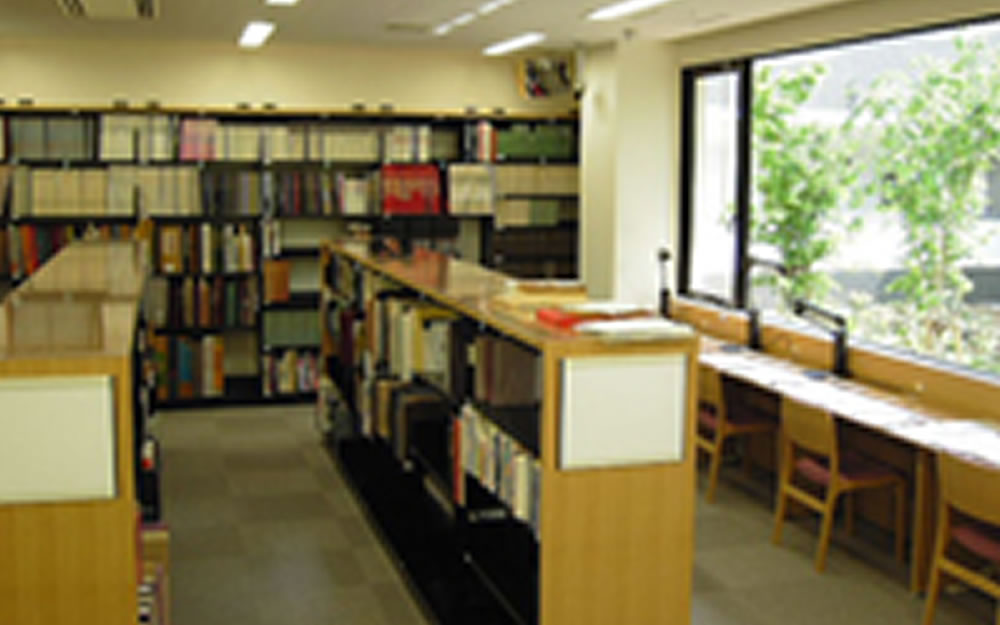 レファレンスルーム（美術館図書室）